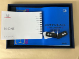 メンテナンスノート【点検整備記録簿・保証書】、取説も揃ってます。スマートキーはバッグなどにしまったままボタン操作でエンジン始動・停止やハイブリッドシステムの起動や停止ができて大変便利です