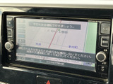 地図画面には周辺の道路や地名が表示され、現在地を確認しながら目的地へ向かう際に便利です。画面内の案内表示と周囲のメニューが見やすく整理されており、通勤や初めての場所へのお出かけにも活用できます。