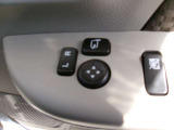 ドアミラーの鏡面の調節、格納は運転席からすべて操作できます!