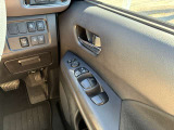 運転席側のドア部。こちらのスイッチでドアミラーの角度調整やパワーウィンドーの操作が可能になります。