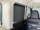 ロール式シェードが出てきます!車内の温度を安定して保てます♪強い日差しもシャツトダウンしてくれます☆