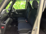 前席は運転席と助手席が並び、座面の形状や足元の広がりを確認しやすいレイアウトです。窓から自然光が入り、黒を基調にした室内は落ち着いた雰囲気で、日々の移動にもなじみます。