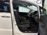 運転席の足元まわりです!アクセル・ブレーキペダルの配置や足元スペースもしっかりご確認いただけます。毎日の運転で長く過ごす場所だからこそ、実際の広さや使い勝手も大切なチェックポイントです。