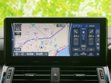 地図上に道路や施設、現在地が表示され、目的地までのルート確認に役立ちます。空調の温度表示も同じ画面に並び、移動中に必要な情報をまとめて確認できます。