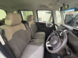 運転席は大きな座面と包み込むような背もたれが身体全体を支えます。上質なシートを採用し長時間の運転やコーナーの多い道も快適です。座ったときの頭上スペースも余裕たっぷりでロングドライブも楽チンです♪