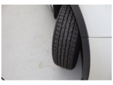 運転席側フロントタイヤ ひびもなく良好です!詳細は各タイヤ写真をご覧ください。タイヤパンク保証プログラム販売中!もしもの時にタイヤ4本新品交換!詳細はスタッフまで!※ホイールロックナットは展示用です。
