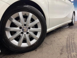 ●純正16インチアルミホイール:輸入車ならではの卓越した走りを支えるホイールと足回りです!日本車の走りに慣れている方にもぜひ体感して頂きたいほど、高いレベルでまとまっています!