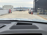 【ヘッドアップディスプレイ】現在の車速表示や目的地へのルート案内やメディア関連のリストを表示する事が可能です。視線移動を減らす事によりドライブに集中して頂けます。