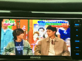 テレビ番組を画面で楽しめる装備を備えています。停車中の待ち時間には、車内で映像を視聴してくつろげます。画面表示も見やすく、気軽に番組を楽しみたい方にうれしい装備です。