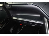 インパネテーブル装備!車内での小物などを一時的に置くとき利用できます。