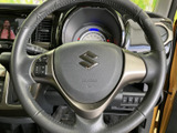 握りやすいステアリングで運転操作をサポートします。快適なドライビングを体験してください。