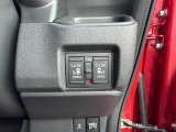 両側電動スライドドアです。リモコンや運転席スイッチ、ドアハンドルの操作で自動開閉。お子様を抱き抱えている時や荷物の多いときなどに便利です!!