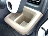 運転席から手の届きやすい位置に、ドリンクホルダーと小銭などを入れて置けるトレイが付いています。