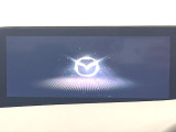 【8.8インチマツダコネクト】車内の雰囲気にマッチした大型のディスプレイ。スマホ接続でのナビ使用やBluetooth再生等、様々な機能が楽しめます。直感的なダイヤル操作が可能で、使い勝手も良好です。