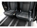 シートテーブル装備!車内での軽食などにテーブルとして利用できます♪