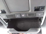 サングラスホルダーを備えたオーバーヘッドコンソールを装備。運転中に使う小物をスマートに収納でき、車内の整理整頓にも役立ちます。