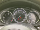 速度計を中心に、各種メーターと表示部がまとまっており、運転に必要な情報を確認しやすい配置です。表示の位置関係が把握しやすく、日々の運転をサポートします。