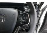Hondaセンシングの機能のひとつ、アダプティブクルーズコントロール付!アクセルから足を離しても設定したスピードと前車との車間を保ち走行してくれます!車線維持もアシスト☆高速道路で疲労軽減ですね☆