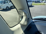 助手席側の足元付近を確認しやすくするピタ駐ミラーを装備!狭い道や駐車時など、見えにくい周辺の確認をサポートしてくれる便利な装備です。