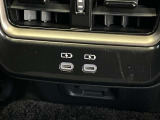 後部座席にも充電可能なType-C端子付き!