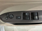 狭い駐車場で便利な電動格納ドアミラーが付いています。