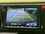 後方の様子を画面で確認しながら駐車でき、ガイド線が車両の位置合わせをサポートします。周囲を目視で確認する際にも役立ち、駐車時の不安を軽減してくれる便利な装備です。