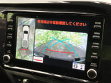 後方映像に車両周辺の俯瞰表示とガイド線が重なり、駐車時の距離感をつかみやすい構成です。画面を確認しながら、車庫入れや狭い場所での切り返しを落ち着いて進められます。