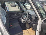 ◆前面ドア運転席◆ドアの開口が広く乗降ラクラク。シートの幅も広く運転していてもストレスを感じません。足元も広く快適なドライブを演出してくれます。