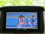 画面ではテレビ映像を確認でき、停車中の待ち時間などに番組を視聴して過ごせます。映像が画面いっぱいに表示されるため内容を把握しやすく、車内での休憩時間をより快適に過ごせる装備です。