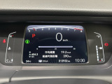 デジタル表示のスピードメーターとタコメーター、燃費やオドメーターなどの表示の他に、ホンダセンシング機能などの表示もできる多機能なマルチインフォメーション・ディスプレイです。