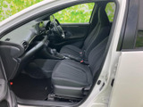 助手席から運転席までの視界が広がり、乗り込んだ際に室内の様子をつかみやすい空間です。シートは落ち着いた色合いで、日々の通勤やお出かけにもなじみやすい印象です。
