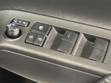 格納式リモコンドアミラーと、パワーウィンドウマスタースイッチです。車内の換気も運転席から簡単に行えます。