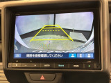 リバースギアに入れるだけで後方の表示へ切り替わります。夜間や雨の日の駐車も楽になりますよ。