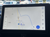 地図画面を大きく表示でき、現在地や周辺の道を確認しやすい仕様です。目的地への移動をサポートし、画面上のアイコンから各種メニューにもアクセスできます。