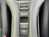 スイッチを引くだけで、パーキングブレー信号待ち等でブレーキから足を離しても停車状態を維持するブレーキホールドシステムを搭載しています。