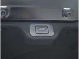パワーバックドア装備!リヤゲートのスイッチを押すだけでバックドアが閉まります!運転席周りからも開閉の操作ができます♪