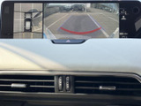 車両周辺の映像と後方のガイド表示を画面で確認でき、駐車時の周囲の把握に役立ちます。目視と併用することで、車庫入れや狭い場所での取り回しを落ち着いて行えます。