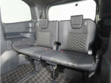 便利な5:5分割可倒式シートです。収納と乗車人数のバランスに優れています♪荷物の大きさに応じたラゲージスペースをフレキシブルに作り出せるので、シーンに応じた使い方ができます♪