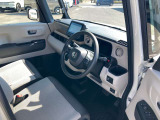 ゆったり、しっかりと座れるシートに運転席は高さ調節可能なハイトアジャスター付き!シート位置の前後と高さ、レバーの上下左右の調節で自分にあったポジションを見つけることができます!