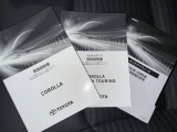 メンテナンスノート、取扱説明書です。 その車の整備記録が事細やかに記録されています。 車が生まれてから今までどのような道を歩んできたのか判るとても重要な物ですよ。