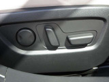 正しい姿勢で運転できるように体幹の腰部をしっかりささえるようデザインされているシートです。素材、シート形状を研究することでフィット感を高めつつ、優れた快適性を実現しています。