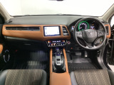 車内は光触媒抗菌消臭施工済です。インパネ周りはスタイリッシュなデザインで機能や装備も充実しています。グローブボックスやカップホルダーのほかにトレーなどたくさんの収納スペースが付いています。