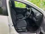 運転席まわりは視線を前方へ向けやすい配置で、乗り込んだ際にも各部を見渡しやすい印象です。シートは身体を預けやすい形状で、日常の移動を快適にサポートします。