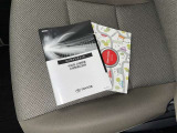 メンテナンスノート、取扱説明書です。 その車の整備記録が事細やかに記録されています。 車が生まれてから今までどのような道を歩んできたのか判るとても重要な物ですよ。