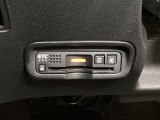 スマートキーを装備しています。鍵を差し込むことなくドアロックの開け閉めと、スタートボタン操作でのエンジンスタートができます。スペアキーも同じものを用意しております。