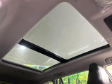 【サンルーフ】開放感たっぷりの希少装備、サンルーフが装着されています!車内に明かりを取り入れたり景色を楽しむ以外にも、車内の空気も簡単に換気できて快適です!