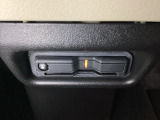 ETCがついています。高速道路の料金所の通過も楽々です。 カードの取り出しもしやすい場所についています。