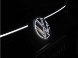 最新モデルを象徴するイルミネーション付きエンブレム。夜間には美しく発光し、上質で先進的なフロントフェイスを演出します。