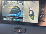 後方映像に加えて車両周囲を上から見た表示も確認でき、駐車時の周辺把握をサポートします。ガイドラインも表示され、車庫入れの目安として活用できます。
