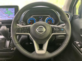 手元に複数のスイッチが備わり、運転姿勢を大きく変えずに車内機能へアクセスしやすい構成です。メーターやナビを見ながら扱いやすく、日常の運転をサポートする装備です。